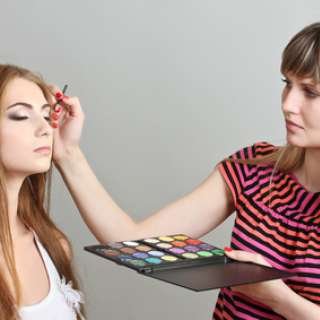 Make -up Artist